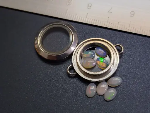 Opal in pendant lock